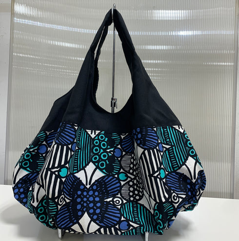 Ballontasche mit Schmetterlingsdruck (schwarz x blau)